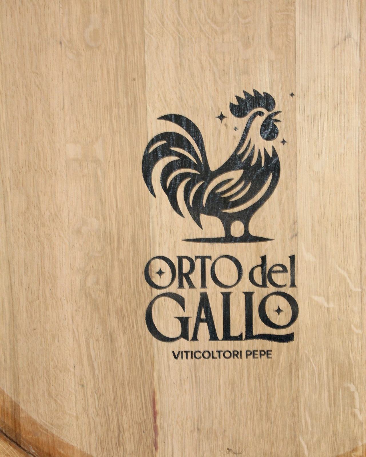 Il marchio Orto del Gallo impresso a fuoco sulla testa della botte di rovere
